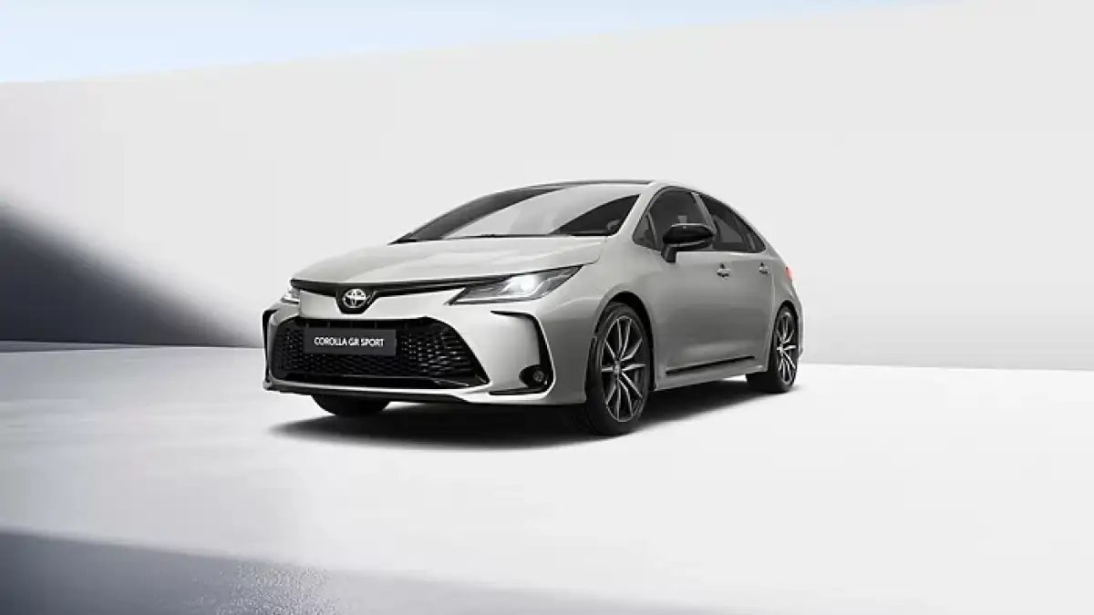Сребриста Toyota Corolla седан на светъл студиен фон