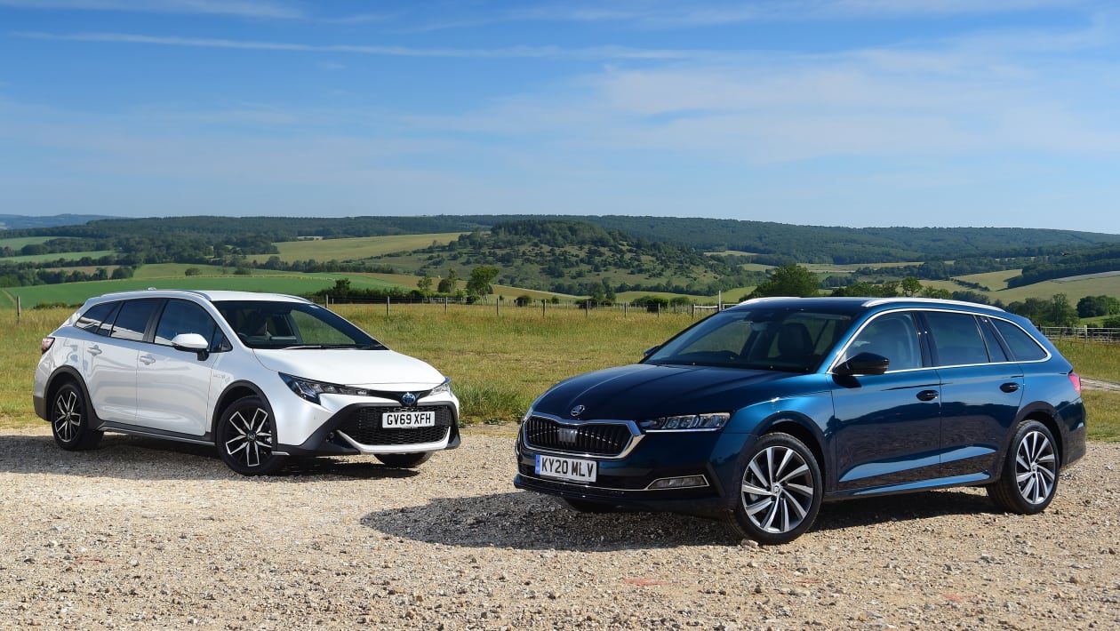Бяла Toyota Corolla Touring Sports и синьо Škoda Octavia комби, паркирани едно до друго на черен път